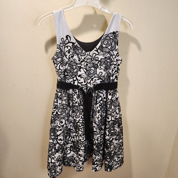 Emely West White and Black Hollidays Girls Velvet Floral detail size Girls 16 - Picture 11 of 13